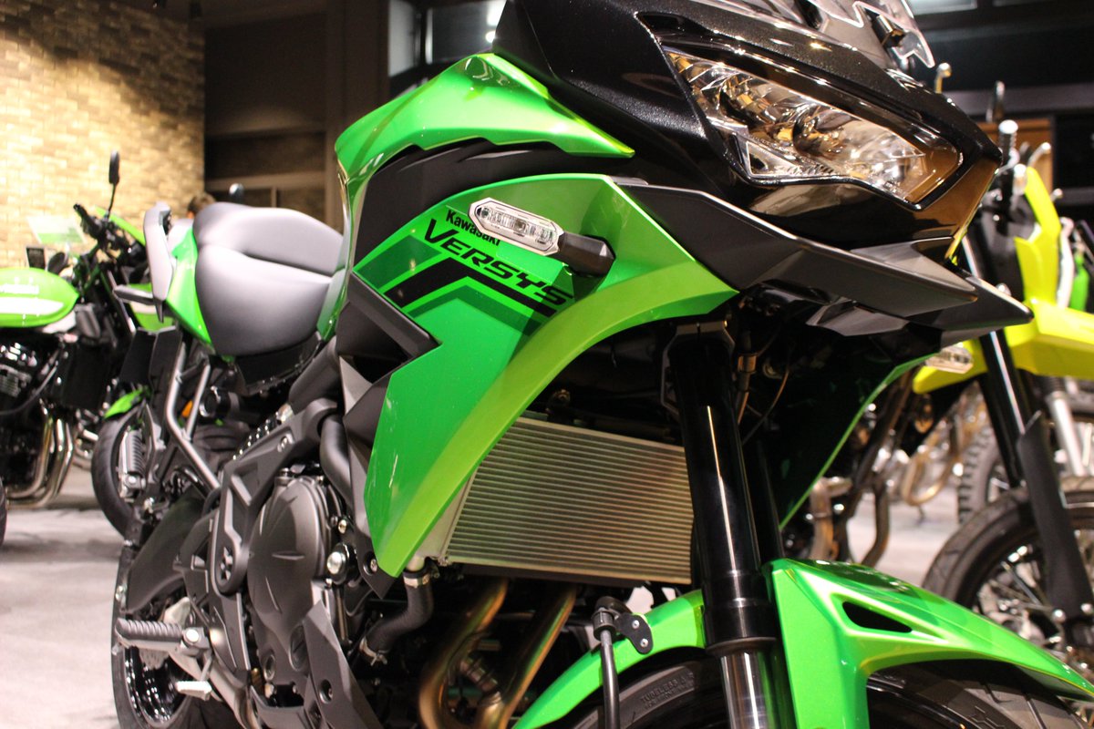 kawasaki_akita's tweet photo. 2027ヴェルシス、只今展示中です!
フューエルタンク、アッパーカウル、フロントフェンダーの意匠が一新され、よりスタイリッシュで洗練された外観へと進化を遂げました。
黒×緑のカラーリングがカッコいいですね!
ご来店お待ちしております!
#カワサキ
#VERSYS https://t.co/OFZTnFYOv1