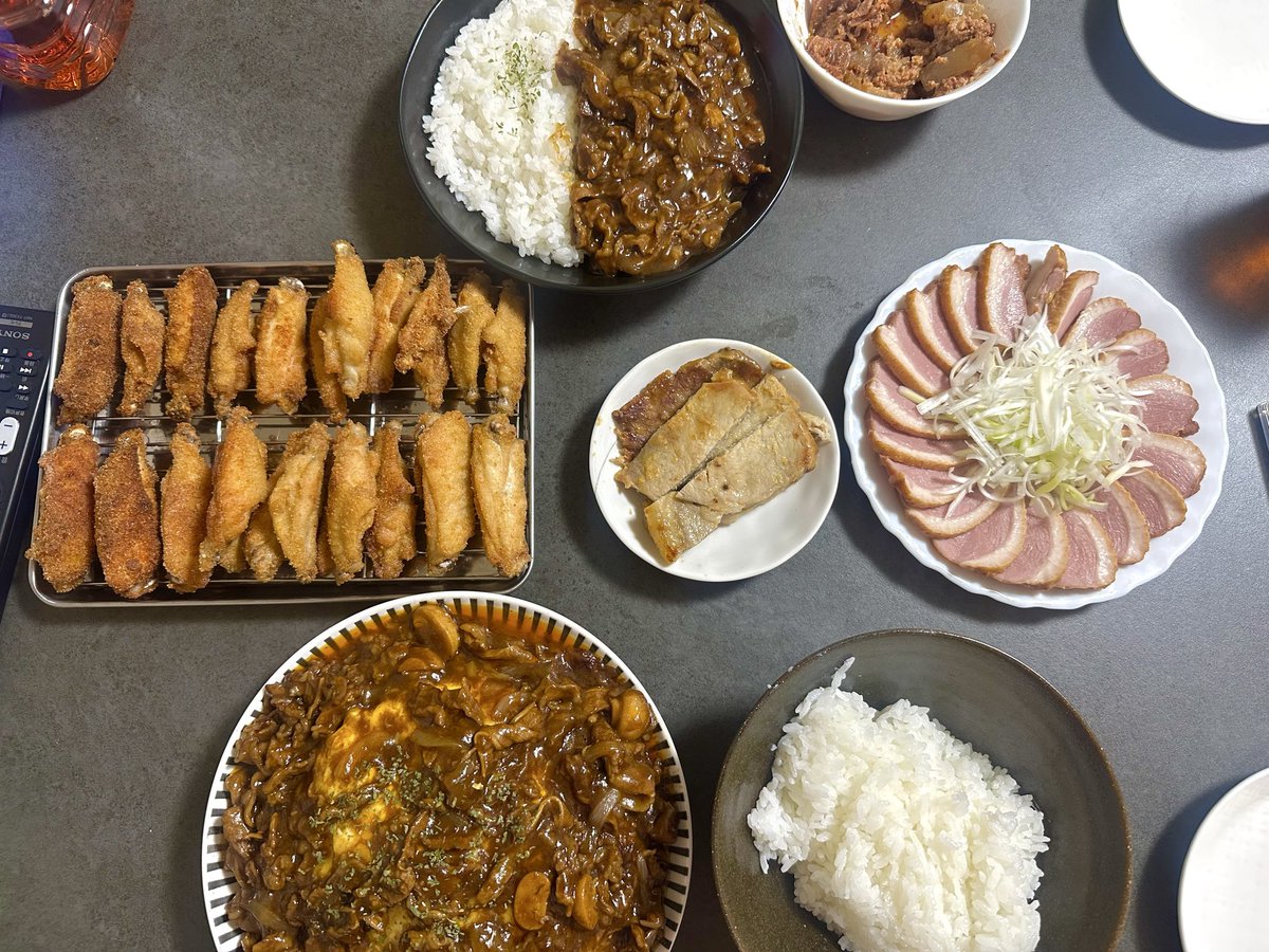 tibikurasanbo's tweet photo. 盛り付けのセンスも無けりゃ統一性も無いし絶妙にまずそうでウケる https://t.co/QB73Ds4x9J