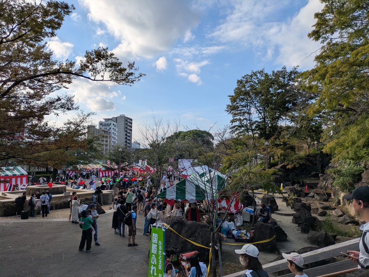 ikeda0701's tweet photo. 久しぶりの晴天の週末☀
飛鳥山公園のふるさと北区 区民まつりに行ってきました😄（区民ではないけど😅）
ステージあり、フリマ、出店などで賑わってました✨ https://t.co/yXwoQLKQjI
