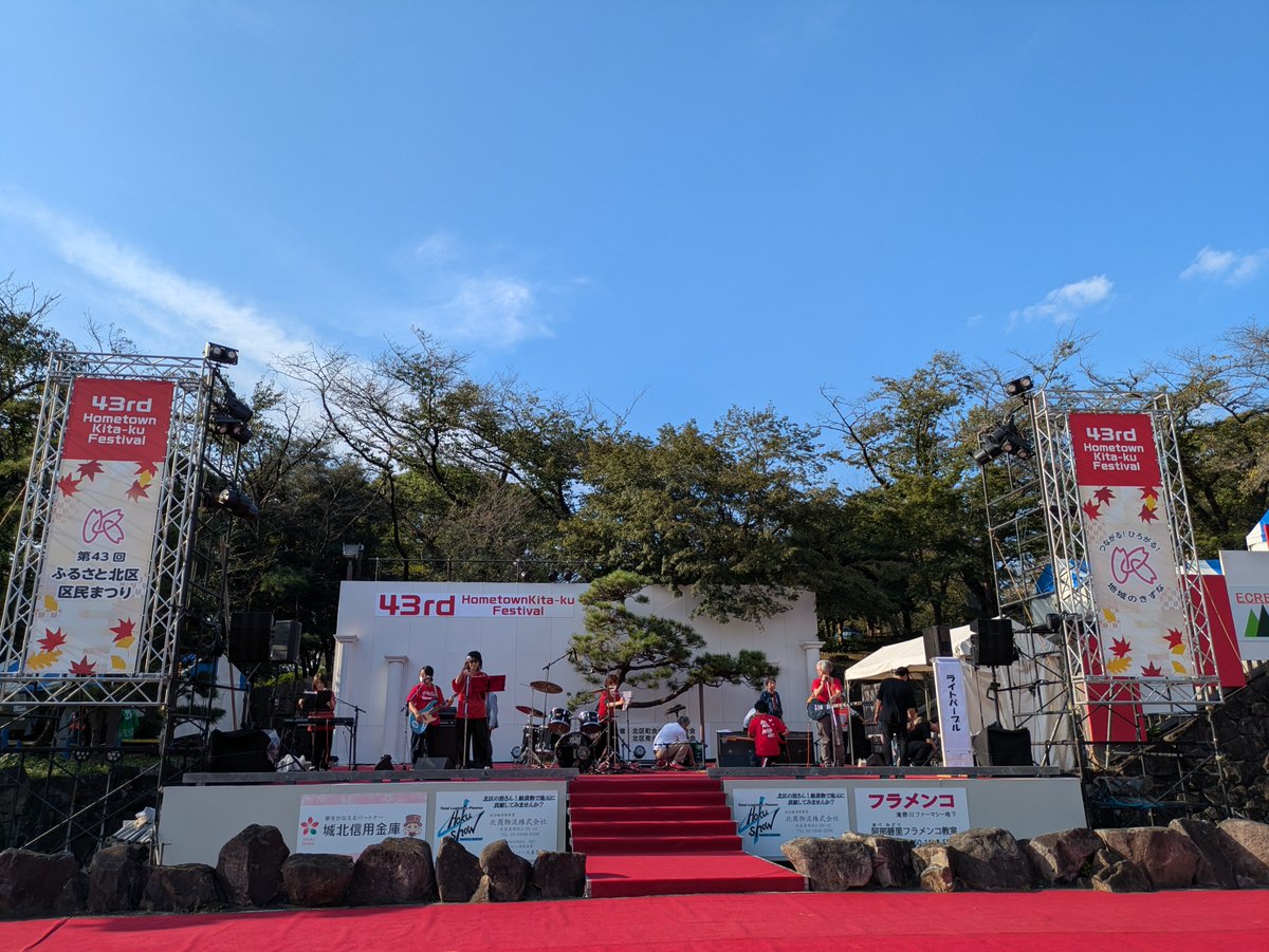 ikeda0701's tweet photo. 久しぶりの晴天の週末☀
飛鳥山公園のふるさと北区 区民まつりに行ってきました😄（区民ではないけど😅）
ステージあり、フリマ、出店などで賑わってました✨ https://t.co/yXwoQLKQjI