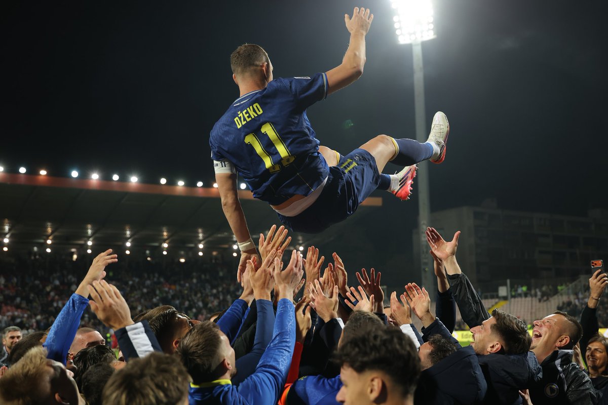 zmajevi's tweet photo. Samo jedan igrač Švedske nije stao u špalir Džeki, tamošnji novinari su ga pitali zašto reprezentacija.​ba/535121-samo-jedan-igrac-svedske-nije-stao-u-spalir-dzeki-tamosnji-novinari-su-ga-pitali-zasto #Džeko #Švedska #Fudbal #Reprezentacija #Sport https://t.co/iTRCAiDpDr