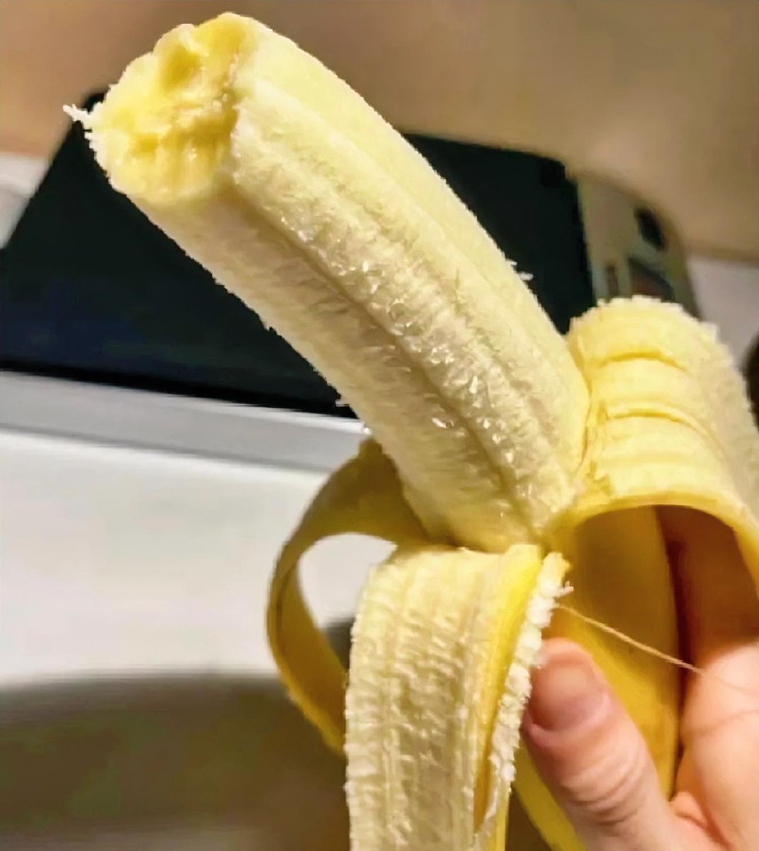 walte_hick237's tweet photo. [Luyi Rong is a beautiful girl, and the small banana in her hand looks super sweet!]， https://t.co/hz1YyyB6CM