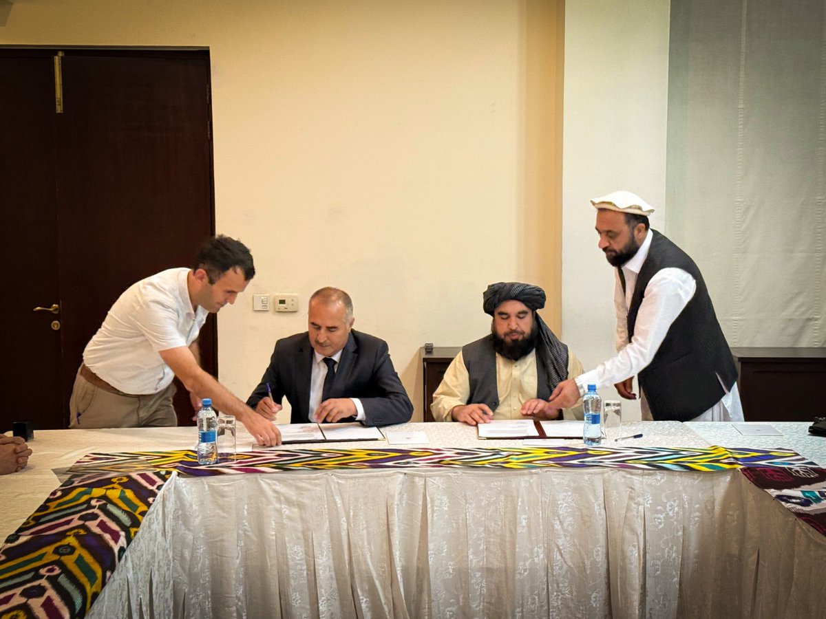 DABS_Official's tweet photo. د بدخشان ولایت سرحدي ولسوالیو ته د برېښنا رسونې په برخه کې د موافقت نامې لاسلیک

د افغانستان برېښنا شرکت او پامیر انرژۍ شرکت ترمنځ د بدخشان ولایت سرحدي ولسوالیو ته د برېښنا برابرولو په برخه کې د همکارۍ موافقت نامه،...
۱/۶ https://t.co/XTzyLXcdBp
