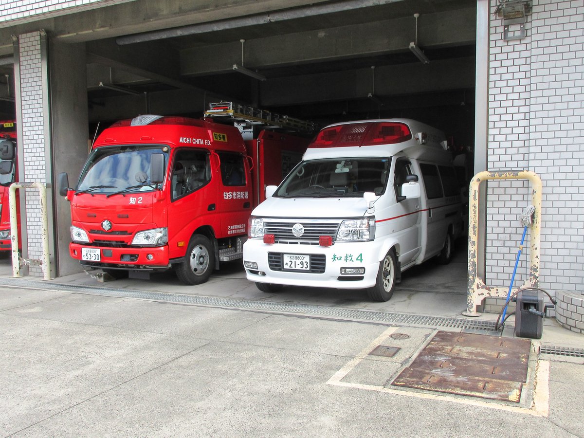 tonomrem's tweet photo. 知多市消防署1。はしご車は相変わらずお名前をマジックで平仮名書きされてるかわいこちゃん♡そのほかナンバープレートたためる救助車さん、今年度で引退予定のエルグランドちゃん、そしてドローン！149ｍ空撮で伊勢湾の対岸にある長島スパーランドの実映像とサーモ画像を見せてもらいました(≧▽≦) https://t.co/2Mi17AtWVL