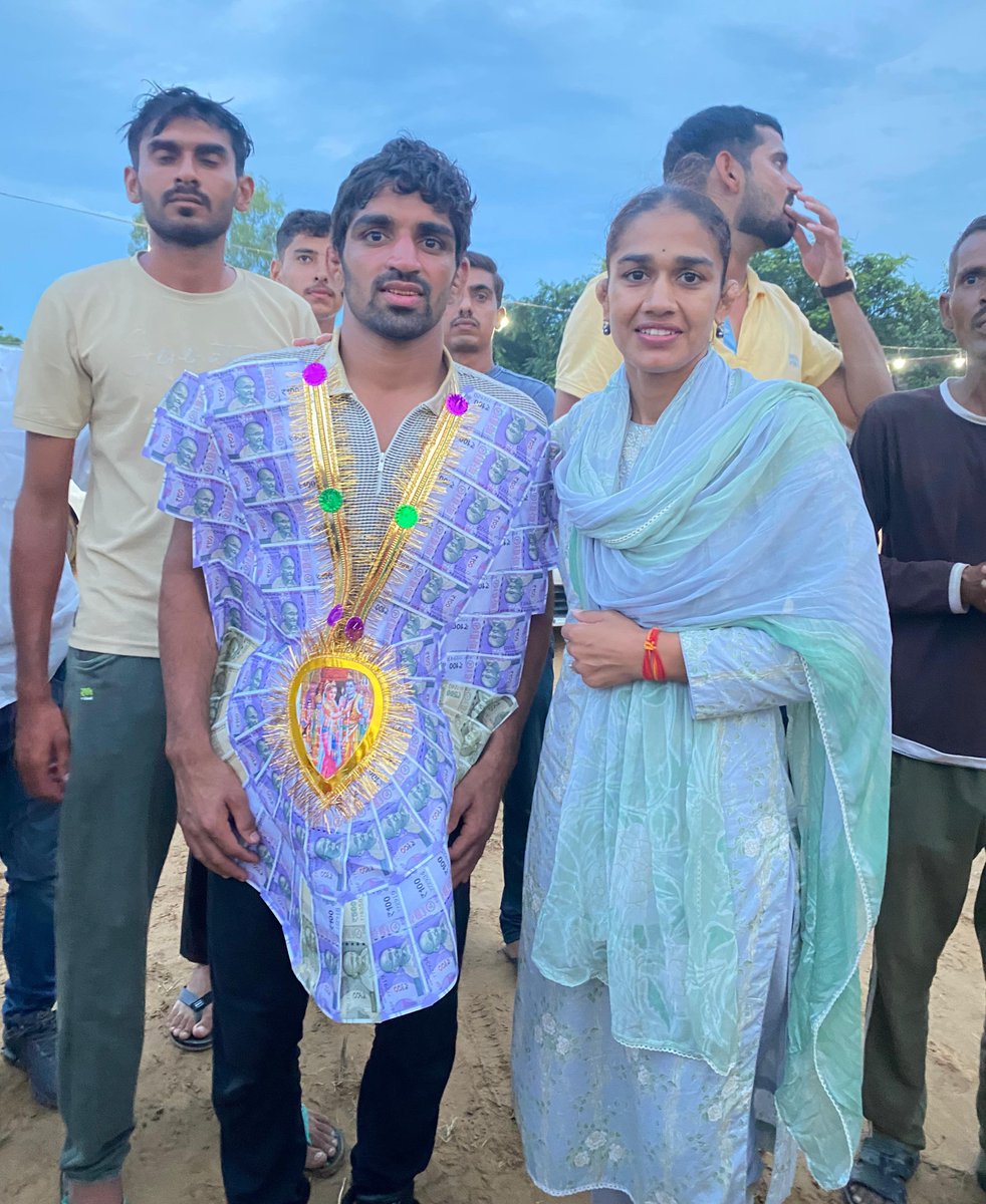 BabitaPhogat's tweet photo. 🥇🇮🇳 भारत के पहलवान अमन सहरावत ने रचा इतिहास! 🤼‍♂️✌️
एशियन गेम्स 2026 में पुरुषों की 57 किग्रा फ्रीस्टाइल कुश्ती स्पर्धा में स्वर्ण पदक जीतने पर अमन सहरावत को हार्दिक बधाई एवं शुभकामनाएँ। 🎉🏆
आपकी शानदार प्रतिभा, कड़ी मेहनत और दमदार प्रदर्शन ने भारतीय कुश्ती का गौरव बढ़ाया है। आपकी यह उपलब्धि देश के युवाओं के लिए प्रेरणा है।
हर पदक के साथ तिरंगा और ऊँचा हो रहा है। 🇮🇳

जय हिंद! जय भारत!
#AsianGames2026 #AmanSehrawat #GoldMedal #IndianWrestling #Cheer4Bharat