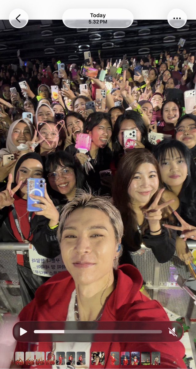 raincouverz's tweet photo. SELFIE WITH JOHNNY😭😭😭

#NCT127 #THE_REDLINEinJakarta
#NCT127_5TH_NEOCITY_THE_REDLINE https://t.co/9r71UpV8Y1