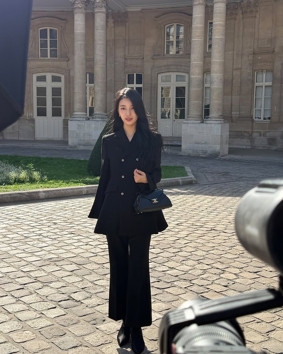 DamnILoveSuzy's tweet photo. [PIC] 261003 CELINE fashion show in Paris 🇫🇷🗼

#Suzy #BaeSuzy #수지 #배수지 https://t.co/m4GEfun3Cn