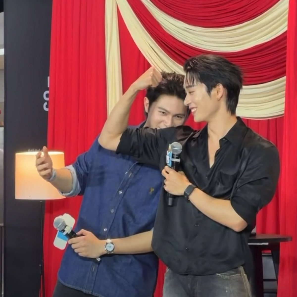 rdtbest's tweet photo. น้องวิลเลี่ยมจุ้บกล้ามพี่เอส จุ้บเสร็จแล้วน้องเขินมาก โคตรน่ารักเลยอะ 🥹💘🥹💘🥹💘🥹💘🥹🫳🏻 https://t.co/vjUZJaULBs