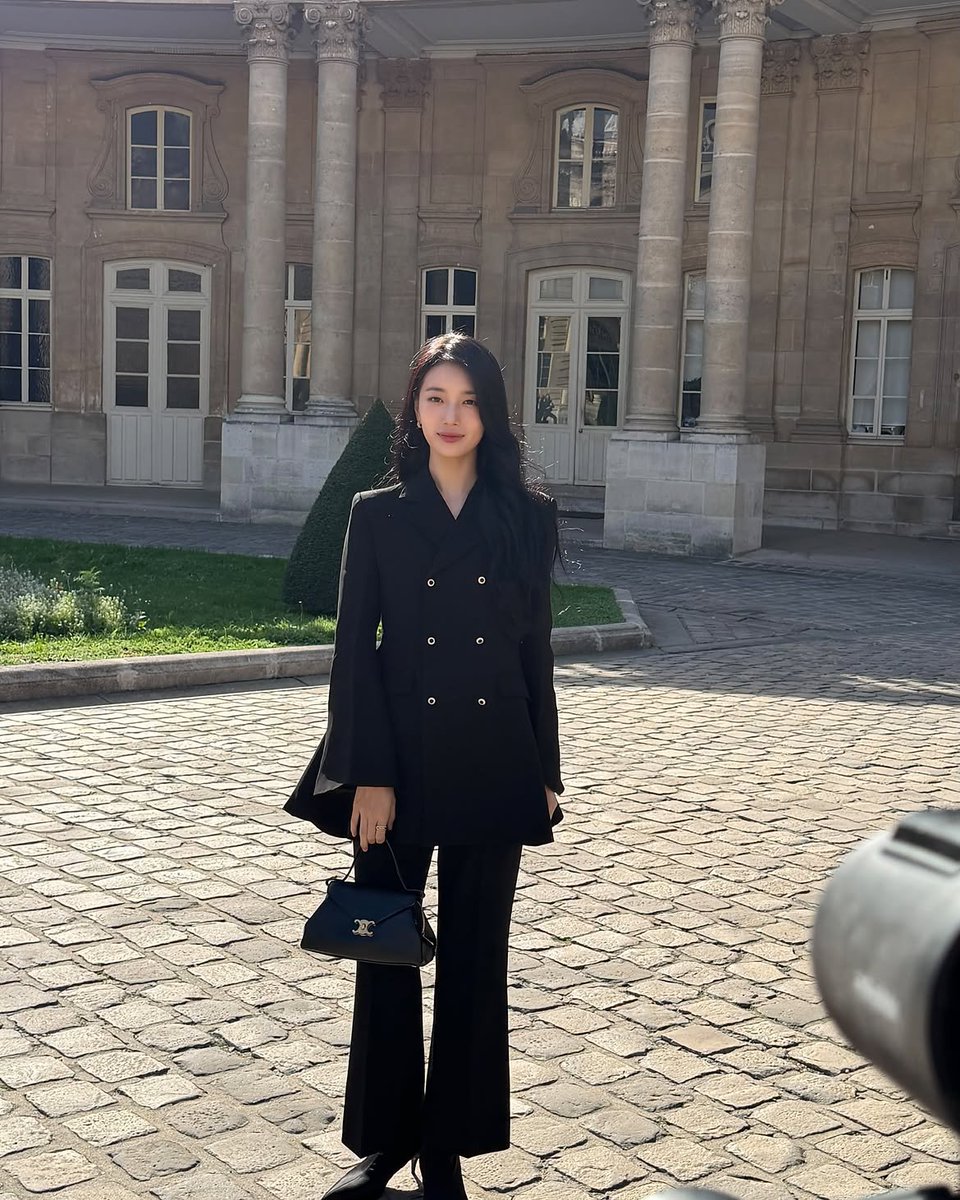 DamnILoveSuzy's tweet photo. [PIC] 261003 CELINE fashion show in Paris 🇫🇷🗼

#Suzy #BaeSuzy #수지 #배수지 https://t.co/m4GEfun3Cn