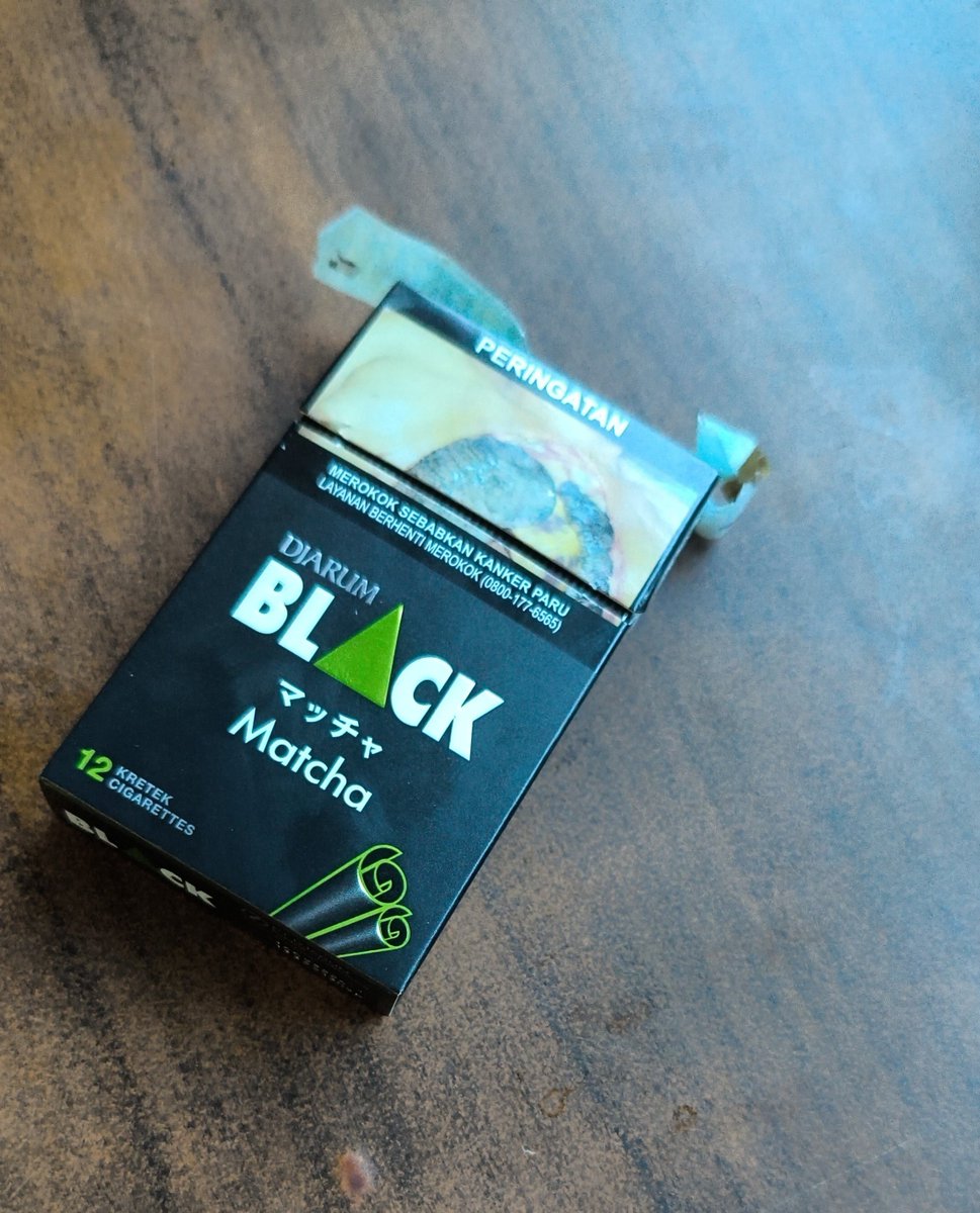 stellarscapula's tweet photo. #yositwt #cigtwt 
Djarum Matcha (first cig in my life lol)
8.9/10 
SWEET!! There's no noticeable matcha flavor for me but I would say it's pretty mint flavoured, but the smell is really good, like actual matcha smell..
Would do again.. https://t.co/oXR2EuzytC