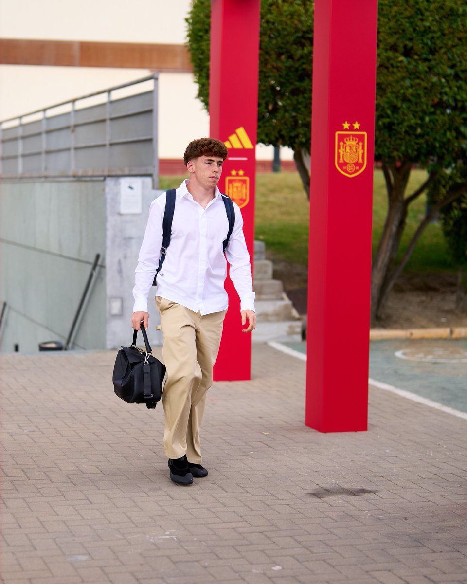 LFC's tweet photo. Victor on the move as @SEFutbol host Czechia this evening 👋🇪🇸 https://t.co/qWKK2HsO1G