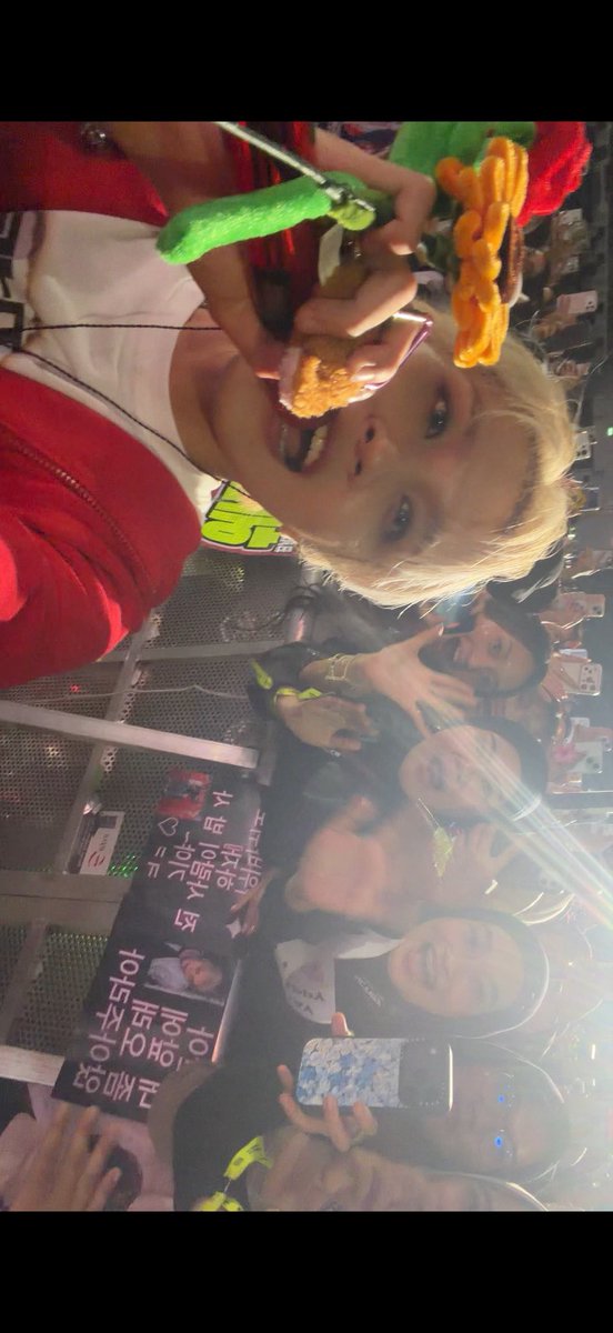 fullsunbaby_'s tweet photo. Hape aku diambil haechan😭🥺💓

#NCT127_5TH_NEOCITY_THE_REDLINE
#THE_REDLINEinJakarta #Haechan https://t.co/Dr4YwB2YxR