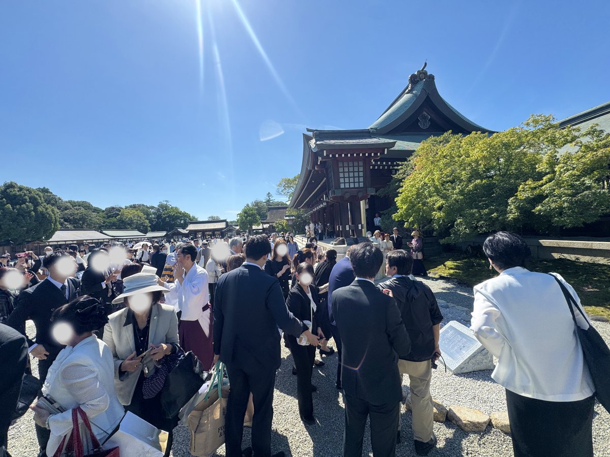 1456ishibashi's tweet photo. すごい！ 「日本の国石」って銘板にある！
橿原神宮に、2025年大阪・関西万博で展示された「翡翠」が奉納され、10月3日に「国石 糸魚川翡翠奉納奉告祭」が斎行されました。びっくりするくらい大勢の方がご参列されました。
「国石」の翡翠は日本鉱物科学会（@jams2016may）によって選定されてからちょうど10年。一般にもだいぶ定着してきましたね。
https://t.co/HnEE1tqSZj
