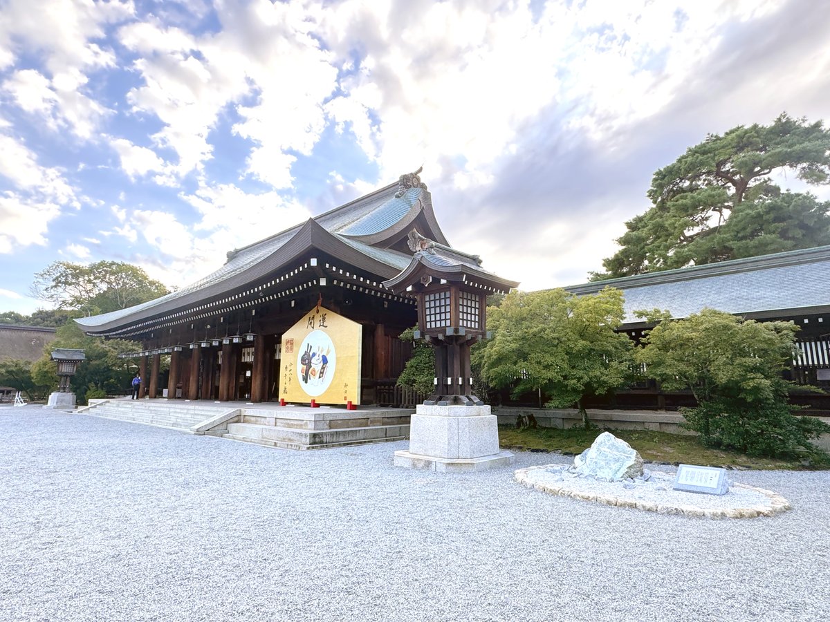 1456ishibashi's tweet photo. すごい！ 「日本の国石」って銘板にある！
橿原神宮に、2025年大阪・関西万博で展示された「翡翠」が奉納され、10月3日に「国石 糸魚川翡翠奉納奉告祭」が斎行されました。びっくりするくらい大勢の方がご参列されました。
「国石」の翡翠は日本鉱物科学会（@jams2016may）によって選定されてからちょうど10年。一般にもだいぶ定着してきましたね。
https://t.co/HnEE1tqSZj