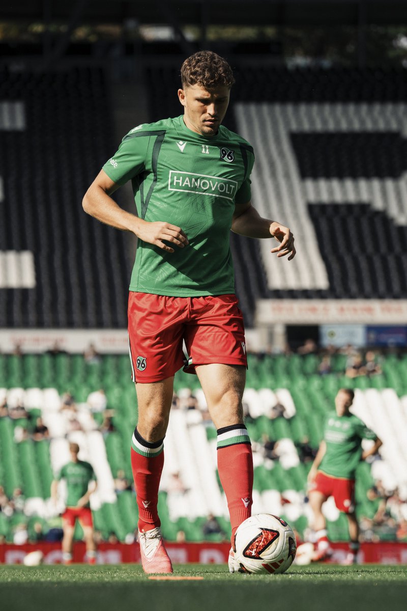 Hannover96's tweet photo. Das Warm-up ist durch - gleich geht's los. ⏰
Zum Livestream: ➡️ https://t.co/hFWUtxIiqo.
#H96SCV #H96 #NiemalsAllein ⚫️⚪️💚 https://t.co/QLUEHTg77o