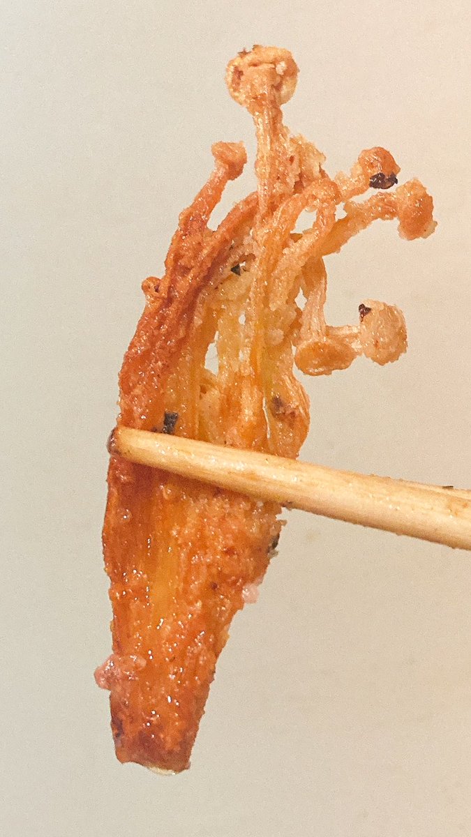 CNMNSN's tweet photo. エノキの唐揚げざっくざくでうまいしこの物価高でもひと束100円で最優秀食物繊維賞受賞ノミネート待ったなしだからマジで流行ってほしい

油も揚げ焼きくらいの量で全然揚がる https://t.co/B0l0Y4g0WA
