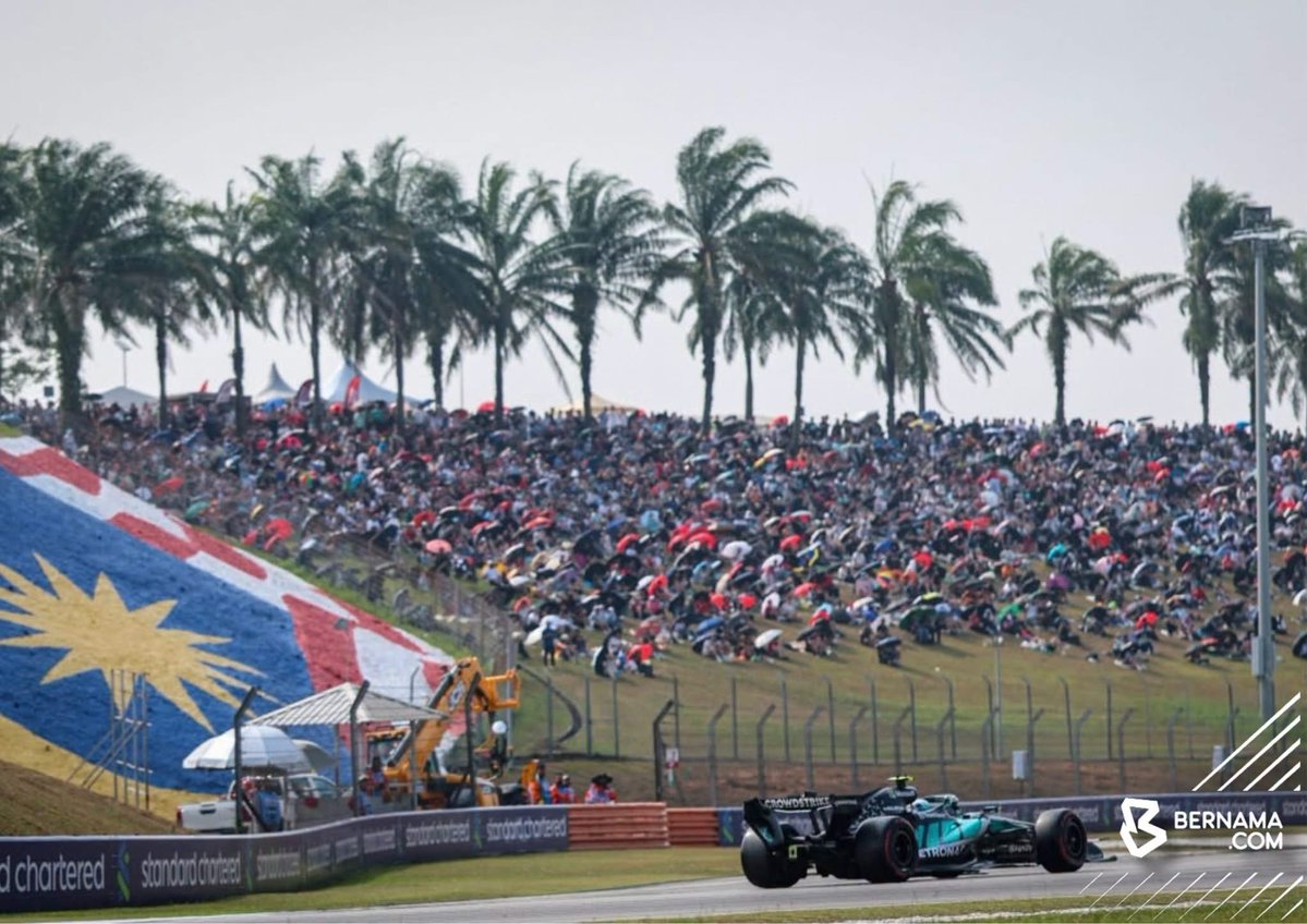 bernamadotcom's tweet photo. #Sepang: Ribuan peminat hadir menyaksikan sesi ujian masa sempena Formula 1 Gulf Air Bahrain Grand Prix di Malaysia 2026 di Litar Antarabangsa Sepang hari ini.
  
📸  fotoBERNAMA 

#BernamaNews 
#BernamaImages 
#F1Sepang https://t.co/asdBwSh4yo