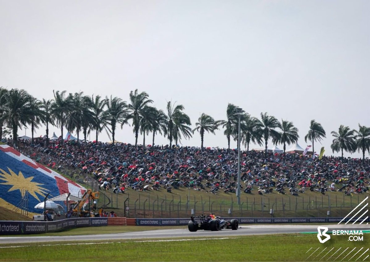 bernamadotcom's tweet photo. #Sepang: Ribuan peminat hadir menyaksikan sesi ujian masa sempena Formula 1 Gulf Air Bahrain Grand Prix di Malaysia 2026 di Litar Antarabangsa Sepang hari ini.
  
📸  fotoBERNAMA 

#BernamaNews 
#BernamaImages 
#F1Sepang https://t.co/asdBwSh4yo