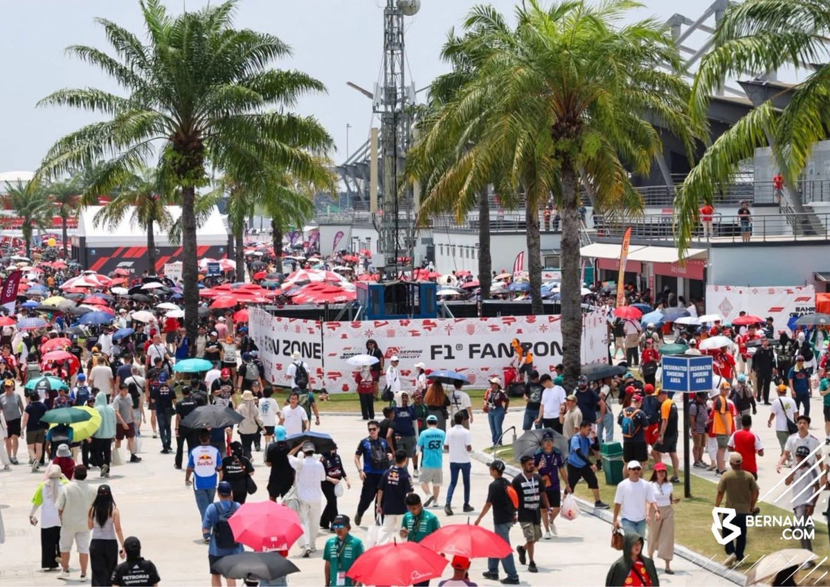 bernamadotcom's tweet photo. #Sepang: Ribuan peminat hadir menyaksikan sesi ujian masa sempena Formula 1 Gulf Air Bahrain Grand Prix di Malaysia 2026 di Litar Antarabangsa Sepang hari ini.
  
📸  fotoBERNAMA 

#BernamaNews 
#BernamaImages 
#F1Sepang https://t.co/asdBwSh4yo