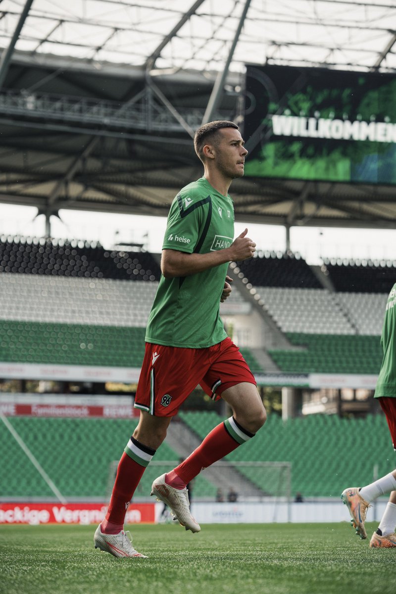 Hannover96's tweet photo. Das Warm-up ist durch - gleich geht's los. ⏰
Zum Livestream: ➡️ https://t.co/hFWUtxIiqo.
#H96SCV #H96 #NiemalsAllein ⚫️⚪️💚 https://t.co/QLUEHTg77o