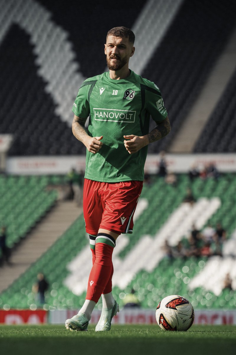 Hannover96's tweet photo. Das Warm-up ist durch - gleich geht's los. ⏰
Zum Livestream: ➡️ https://t.co/hFWUtxIiqo.
#H96SCV #H96 #NiemalsAllein ⚫️⚪️💚 https://t.co/QLUEHTg77o