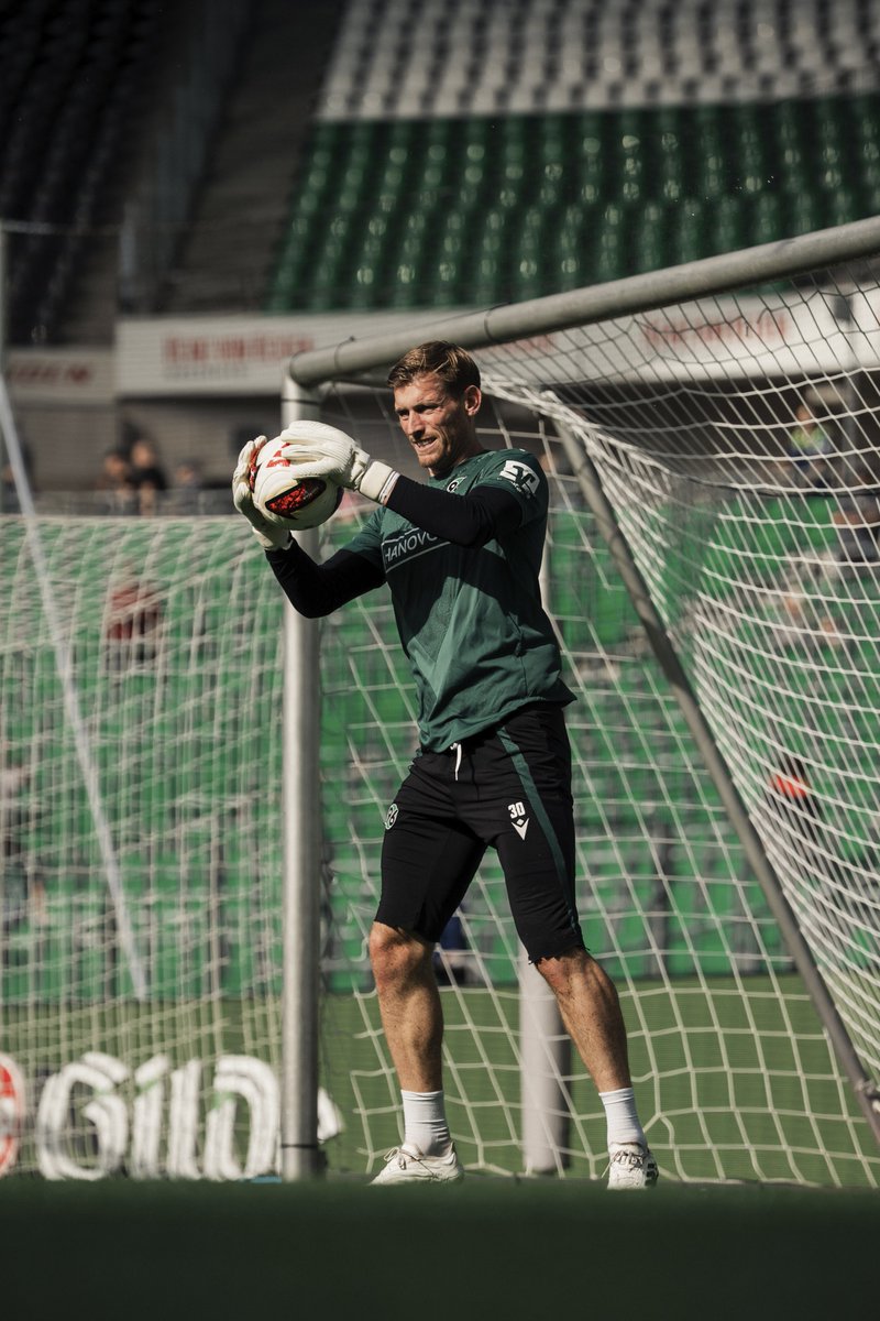 Hannover96's tweet photo. Das Warm-up ist durch - gleich geht's los. ⏰
Zum Livestream: ➡️ https://t.co/hFWUtxIiqo.
#H96SCV #H96 #NiemalsAllein ⚫️⚪️💚 https://t.co/QLUEHTg77o