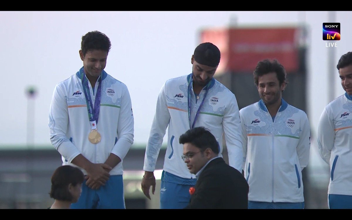 CricWithLaksh's tweet photo. INDIAN FLAG FLYING HIGH! 🥹🇮🇳

ICC Chairman Jay Shah presents the Gold Medal to the Indian players. 🥇

WHAT A PROUD MOMENT FOR TEAM INDIA! ❤️🇮🇳 https://t.co/jy61i7r5Xn