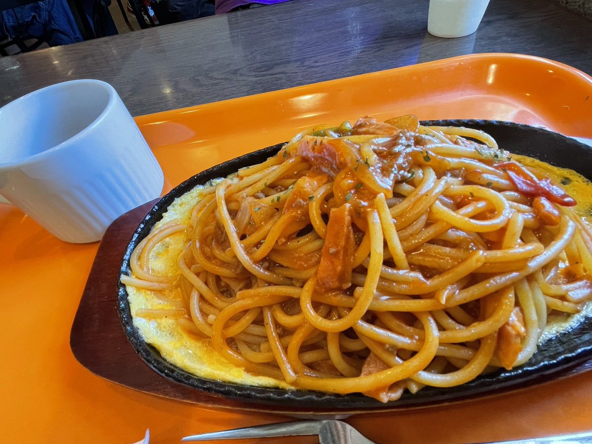 jishuren_kuma's tweet photo. 【#令和8年熊本地震】
お昼は近くの #モッコス珈琲店 へ。１カ月前に再開したそうですがお店の時計は地震発生時刻で止まったまま。地震時は土埃で太陽も隠れるくらいの真っ茶色で物凄い光景でしたと。ご飯はボリュームたっぷりで美味しい〜！ご馳走様でした！
#宇城市松橋
#幡再
#STH
#九州自主練 https://t.co/oT6IO7DPqv