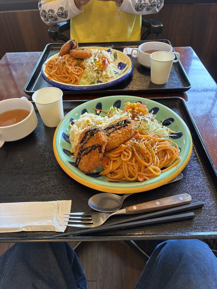 jishuren_kuma's tweet photo. 【#令和8年熊本地震】
お昼は近くの #モッコス珈琲店 へ。１カ月前に再開したそうですがお店の時計は地震発生時刻で止まったまま。地震時は土埃で太陽も隠れるくらいの真っ茶色で物凄い光景でしたと。ご飯はボリュームたっぷりで美味しい〜！ご馳走様でした！
#宇城市松橋
#幡再
#STH
#九州自主練 https://t.co/oT6IO7DPqv