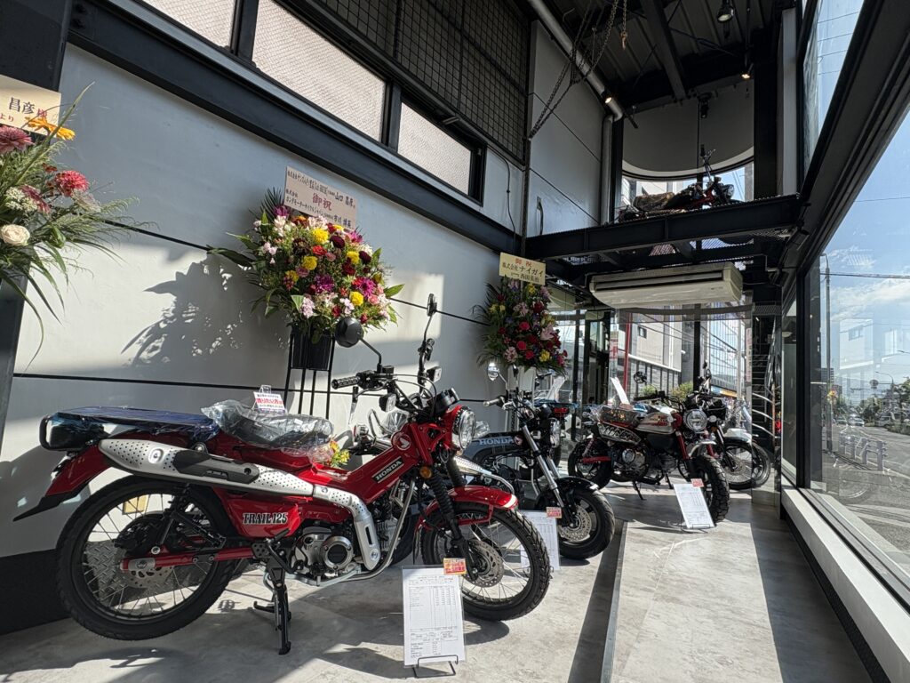 HDhigashiosaka's tweet photo. どりひがのグループ会社 ゲンズが10/1に『Cub HOUSE』をオープンしました!
街に出かける。道具を積んで遊びに行く。好きな色やパーツで、自分らしい一台に仕上げる。
遊びに行ってみてくださいね(^^)/
ただいま、オープニング記念セール開催中ですよ!
#CubHouse #カブハウス https://t.co/0AMHt5m2Sd