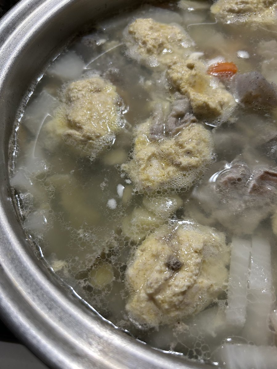 y11043367's tweet photo. お疲れ様です。
今日はDW-100で終了。お供はアメトークと映画版『深夜食堂』。

で、今夜は豚汁。『深夜食堂』の影響😅冷凍庫の3週間前の鶏肉をつみれにしてぶち込みました🐓🐖写真はおみそ入れる前。うちは赤味噌と合わせ味噌を入れちゃいます。夫のはコチュジャンも少し🤏

良い週末を❣️😌 https://t.co/VixUTcMnYM
