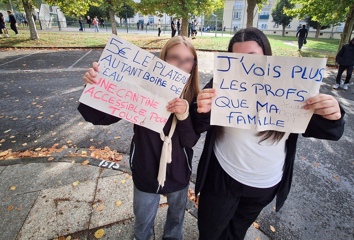 le_Parisien's tweet photo. « On a des journées pleines, d’autres presque vides »: derrière la colère des lycées, le casse-tête des emplois du temps
➡️ https://t.co/FldxUKqyLk https://t.co/l6uzFgdHcu
