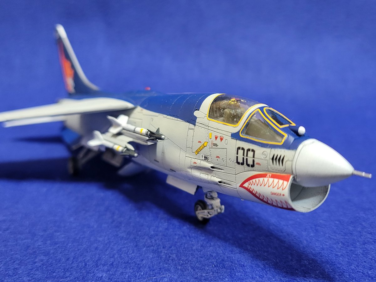ar_arcadia's tweet photo. １/72 アカデミー F-8E クルセイダー 風間真仕様完成〜！
これまた実は作った事無かった真仕様で作ってみました。
デカールはハセガワ製がちょっと小さく感じたので、モデルアート製の別売りデカールに貼り替え。
アカデミーのキットはディティールいっぱい入ってかっこ良いね〜！

#エリア88 https://t.co/BluzKGDUO6