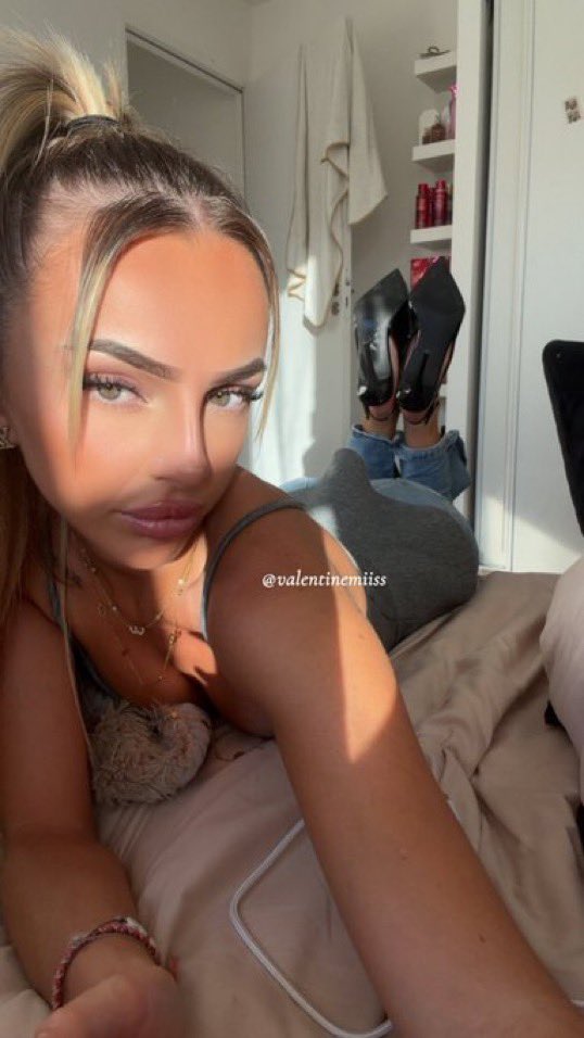 Valentinaa_Miss's tweet photo. Chaque mois t’essayes d’économiser ta paye pour ne pas retomber dans le findom puis tu tombes sur moi et là c’est terminé pour toi … 💸💸💸
Tu fini comme lui.

Findom feet https://t.co/pRgzNxNdLO