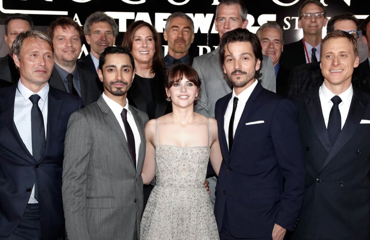 CHARLOT21755647's tweet photo. Great research by a fellow Redditor has unveiled seemingly the only Rogue One world premiere pic of Tony Gilroy before someone noticed and sent him back to his hotel room, lol https://t.co/cgyc5z1cfx