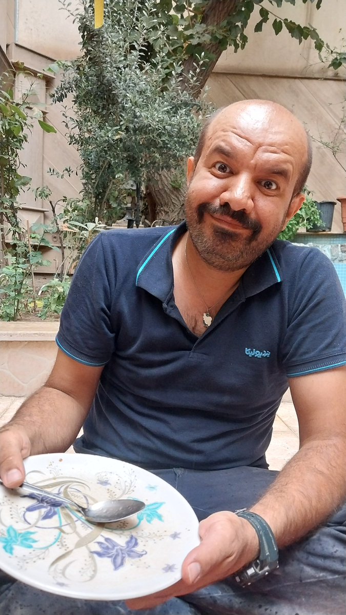 amunima's tweet photo. از صبح توی موتورخانه و زیرزمین مشغول نصب پمپ آب و منبع بودیم و آنتن نداشتیم
گفتیم ناهار ر بریم کف حیاط بخوریم حداقل یه هوا و نور بهمون بخوره که ییهو وسط ناهار رگبار شد
اما گرسنگی اجازه نداد که پاشیم و ناهار ر زیر بارون خوردیم :)))) https://t.co/InTg0MZwVo