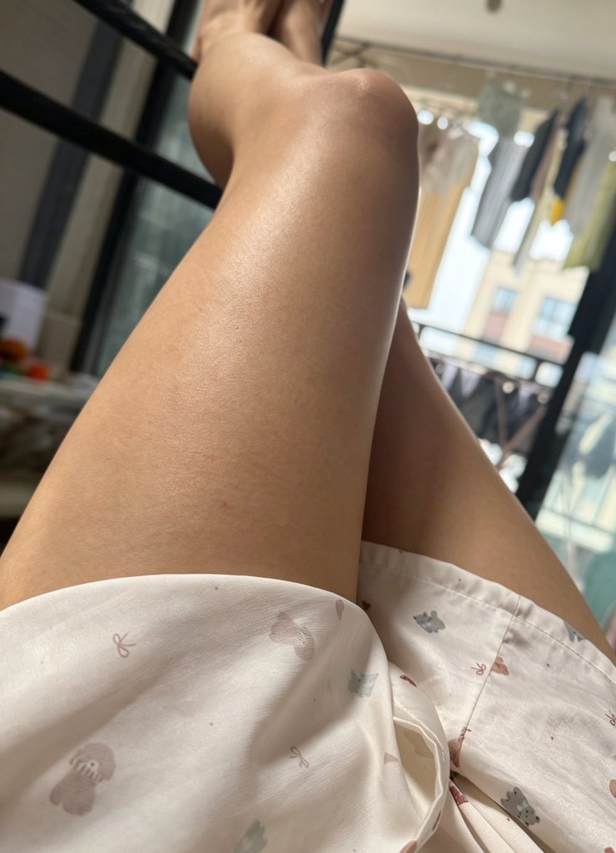 nan90605's tweet photo. 怎么变白怎么变白怎么变白啊，墙内全是广告，能不能告诉我什么美白好啊！我真的本来就不白还被晒，就成这样了，很绝望了 https://t.co/R4eZPbUnei