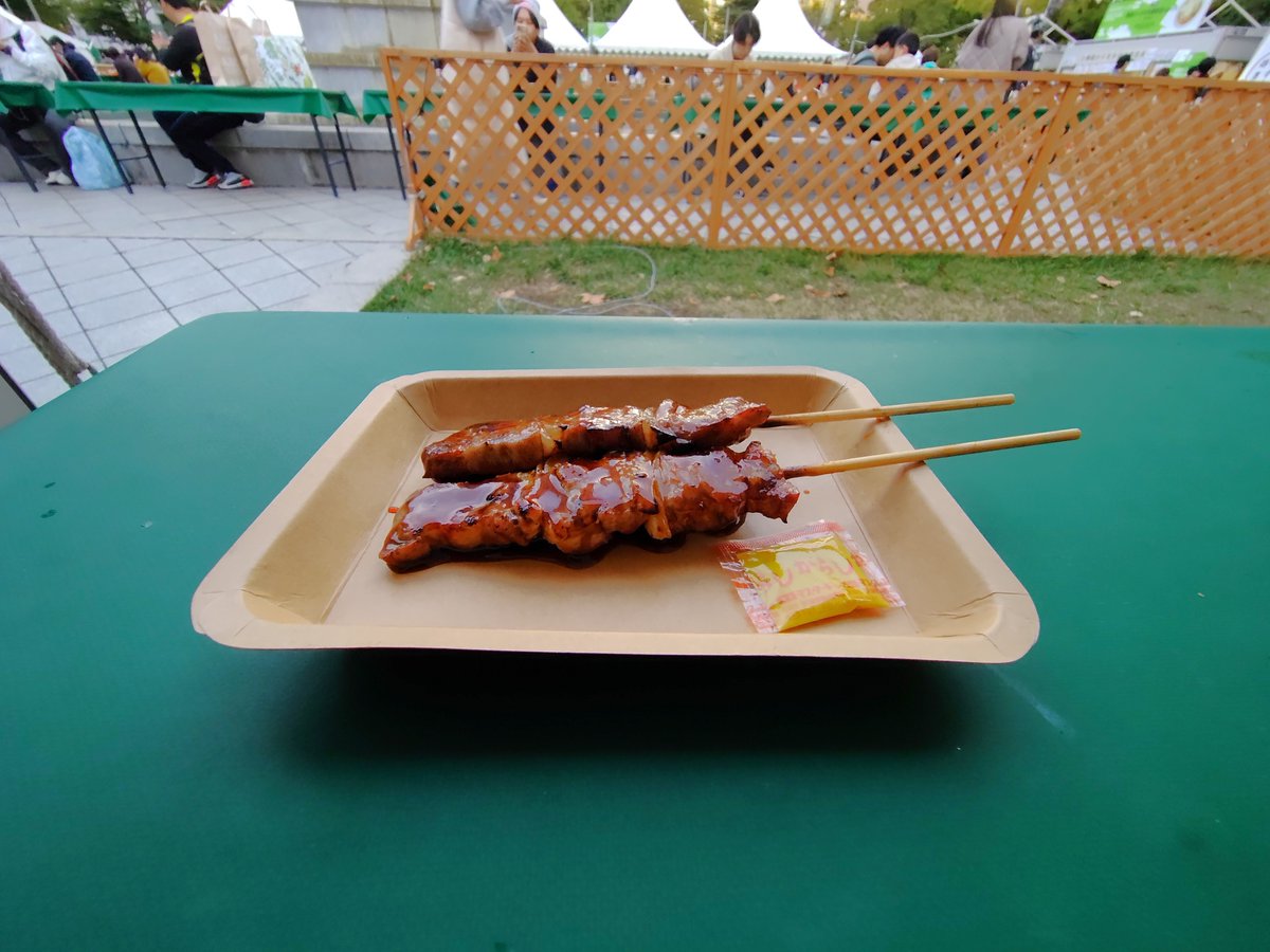 chaofan208's tweet photo. #さっぽろオータムフェスト
2026さっぽろオータムフェスト最終日でした、
小雨まじりでしたが大勢の人で賑わってました、
A4白老牛ステーキすりたて山わさび¥2500、チーズコロッケ¥500、室蘭焼鳥¥600、どれも美味しかった、また来年行きますね。 https://t.co/Vnbly8kGv8