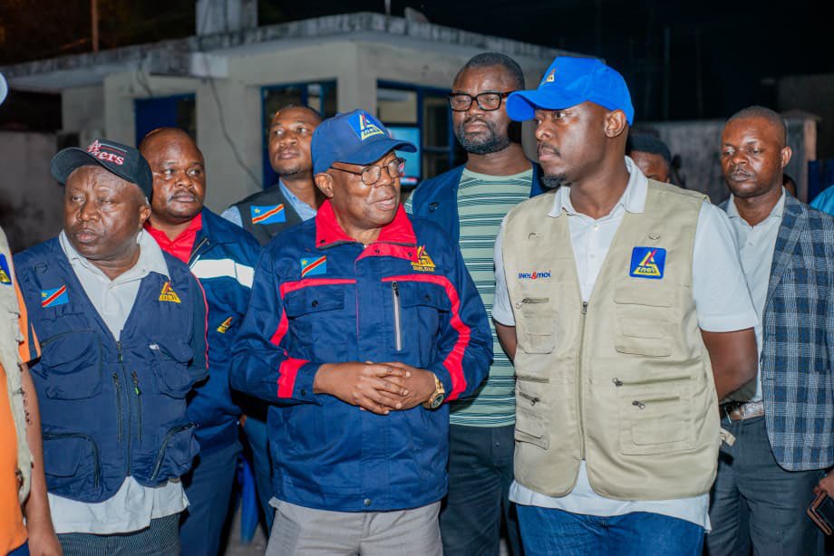 Snel_Officiel's tweet photo. Électricité à Kinshasa : face à l’alerte des kinois, @ted_lwamba sur le terrain

Depuis quelques jours, les Kinois multiplient les alertes sur les réseaux sociaux pour faire entendre leur voix face aux difficultés persistantes de la desserte en électricité.

Un plaidoyer qui n’est pas resté sans réponse.

Dans la nuit du 2 au 3 octobre, le Directeur général de la SNEL, Prof. Dr. Ir. Teddy Lwamba, a effectué une inspection de routine à travers plusieurs quartiers de la capitale, afin de constater de près la situation du réseau et d’être à l’écoute de la population.

De Bandal à Kintambo, en passant par Kalamu, puis Limete, Ngiri-Ngiri, jusqu’à Lemba, le Directeur général a parcouru plusieurs axes de Kinshasa.

Sur le terrain, les réalités sont observées, les préoccupations recueillies et les difficultés vécues par les abonnés entendues.

La SNEL fait actuellement face à une baisse sensible de la puissance injectée dans la ville. À l’issue de cette ronde nocturne, Teddy Lwamba indique que les constats effectués lui ont permis de réajuster le programme de délestage, en fonction de la situation du réseau.

Pour le Directeur général, l’amélioration de la desserte passe également par une conscience collective et une meilleure protection des infrastructures électriques.

La SNEL entend ainsi renforcer les mesures de contrôle de l’accès à ses installations : seules les personnes habilitées pourront désormais y accéder.

Une démarche qui traduit une volonté : partir des réalités vécues sur le terrain pour adapter les réponses et préserver le réseau électrique de Kinshasa.