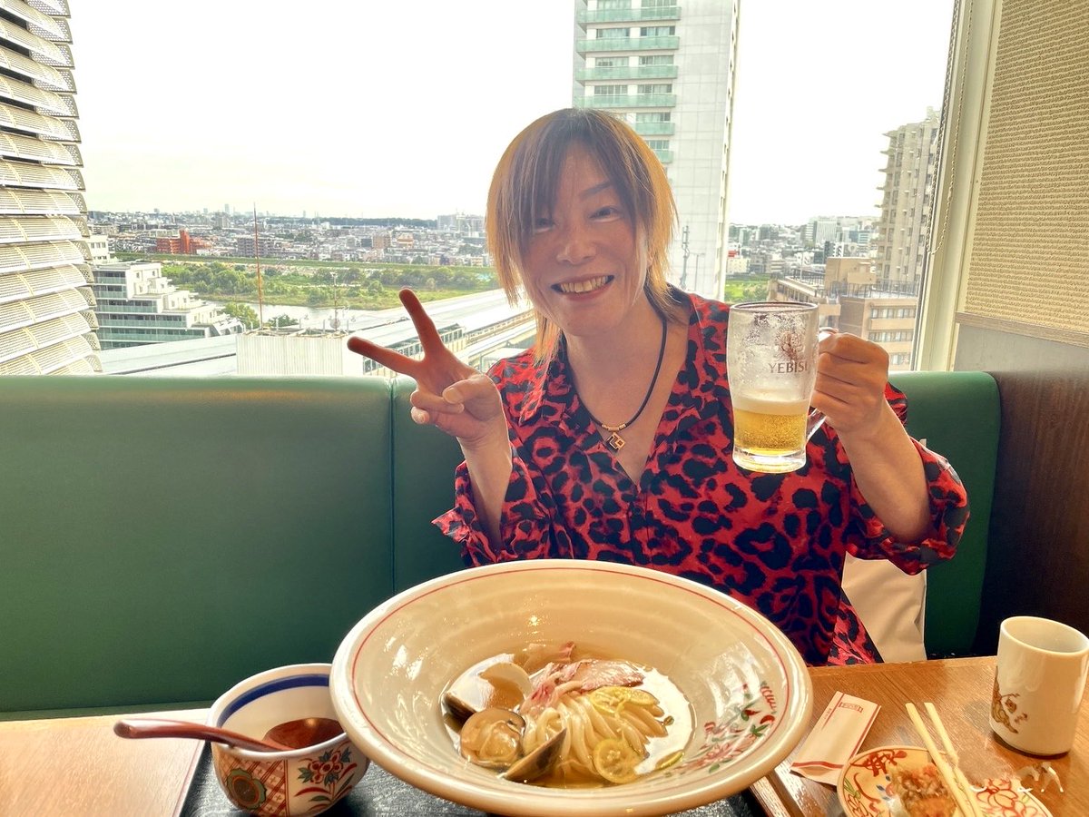 kishownstarmaps's tweet photo. おじさんなんてちょっとでもキレイに写ろうと
加工アプリでよこしまな自意識を満たすものだけど
それがまさかヤマンバメイクになっちまうとはな
狙いにいった渾身の笑顔が哀しいぜ https://t.co/tbgTdgW68j