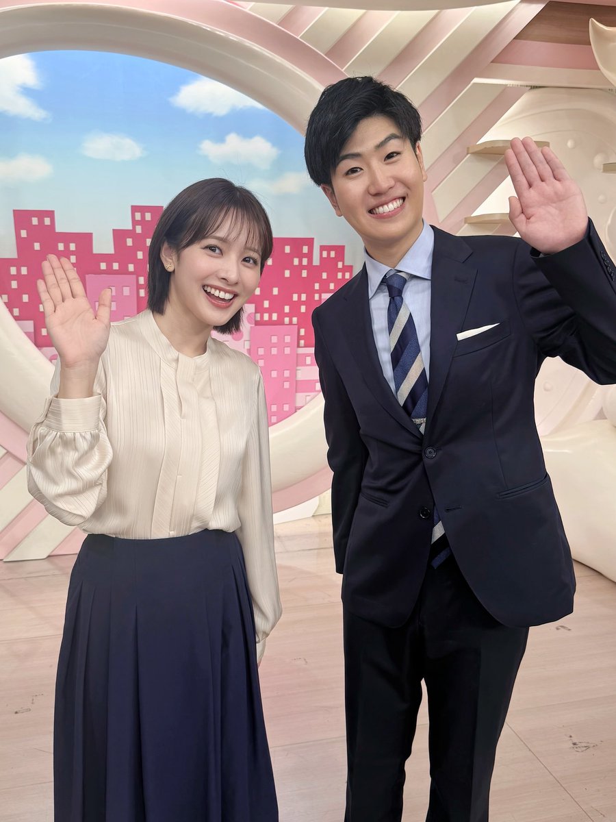 kawade_natsumi's tweet photo. Oha!4木曜メンバーに
新人の村上彩人(さいと)アナが加わりました🔰

特技は声楽と法螺貝です(すごいよ)🎤🐚
新人とは思えない落ち着き！
私なんて、zeroデビューの日泣きそうだったのに！
これから"木曜クインテット"
どうぞよろしくお願いします🎶 https://t.co/a2OpNWxEhV
