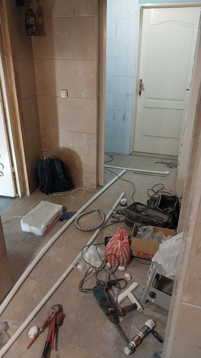amunima's tweet photo. از صبح توی موتورخانه و زیرزمین مشغول نصب پمپ آب و منبع بودیم و آنتن نداشتیم
گفتیم ناهار ر بریم کف حیاط بخوریم حداقل یه هوا و نور بهمون بخوره که ییهو وسط ناهار رگبار شد
اما گرسنگی اجازه نداد که پاشیم و ناهار ر زیر بارون خوردیم :)))) https://t.co/InTg0MZwVo