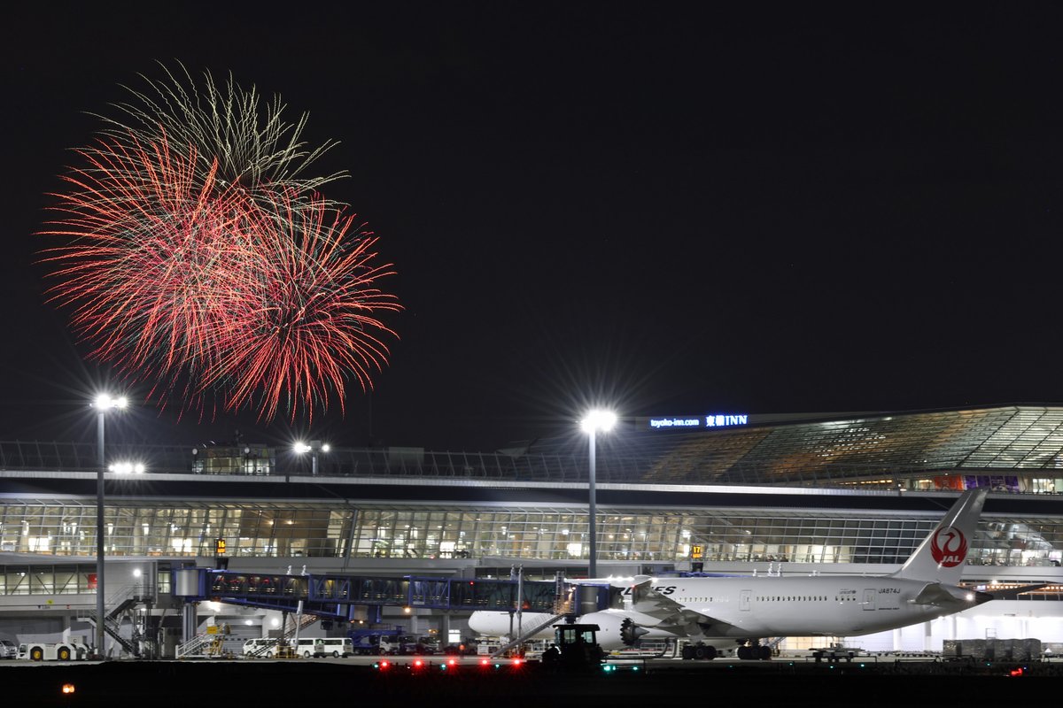 Centrairairport's tweet photo. 今日10月3日は常滑焼まつりということで、毎回恒例の花火大会がありました。セントレアの対岸tからt打ち上げられ、セントレアの西側からも駐機している飛行機と一緒に撮影することができました。また来年も楽しみですね。 https://t.co/b5hCVITBkL