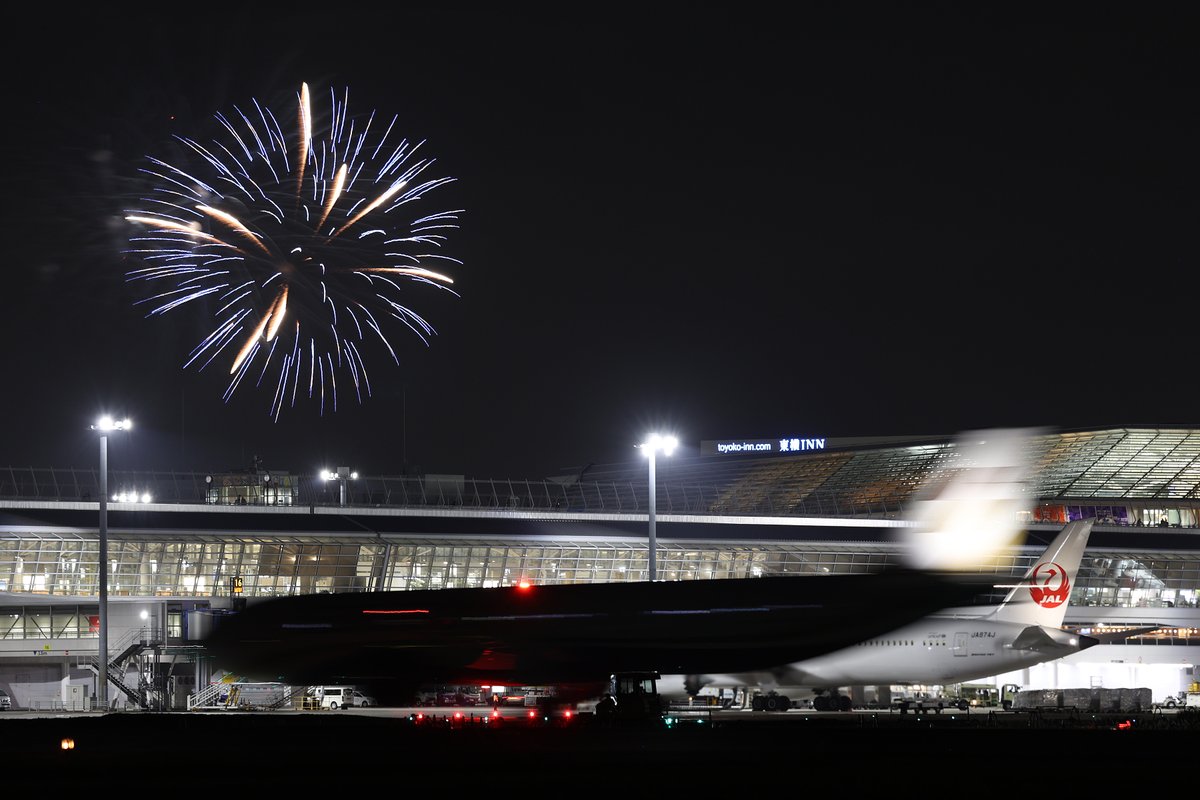 Centrairairport's tweet photo. 今日10月3日は常滑焼まつりということで、毎回恒例の花火大会がありました。セントレアの対岸tからt打ち上げられ、セントレアの西側からも駐機している飛行機と一緒に撮影することができました。また来年も楽しみですね。 https://t.co/b5hCVITBkL
