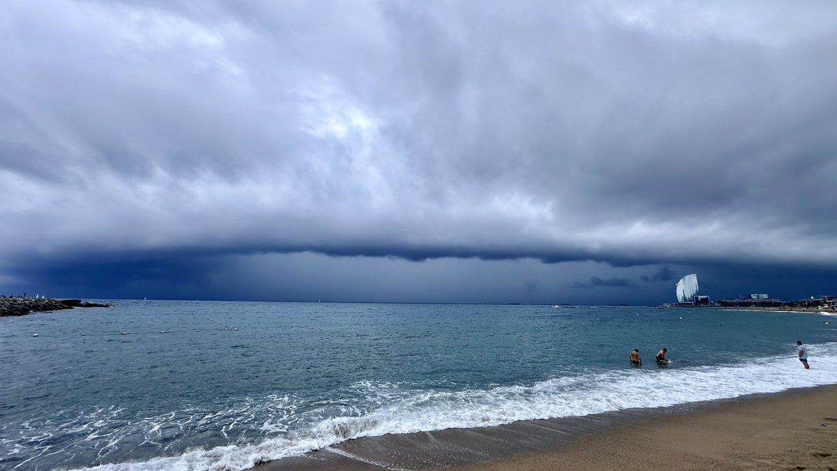dani_vld96's tweet photo. Bestial lo de Barcelona
Fotos propias mirando a la bestia desde la Barceloneta a las 12:15h
@MeteoredES @meteocat https://t.co/hJZLW8Gu6u