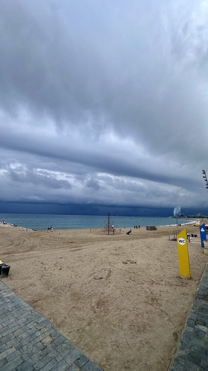 dani_vld96's tweet photo. Bestial lo de Barcelona
Fotos propias mirando a la bestia desde la Barceloneta a las 12:15h
@MeteoredES @meteocat https://t.co/hJZLW8Gu6u