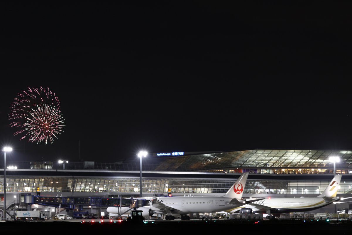 Centrairairport's tweet photo. 今日10月3日は常滑焼まつりということで、毎回恒例の花火大会がありました。セントレアの対岸tからt打ち上げられ、セントレアの西側からも駐機している飛行機と一緒に撮影することができました。また来年も楽しみですね。 https://t.co/b5hCVITBkL