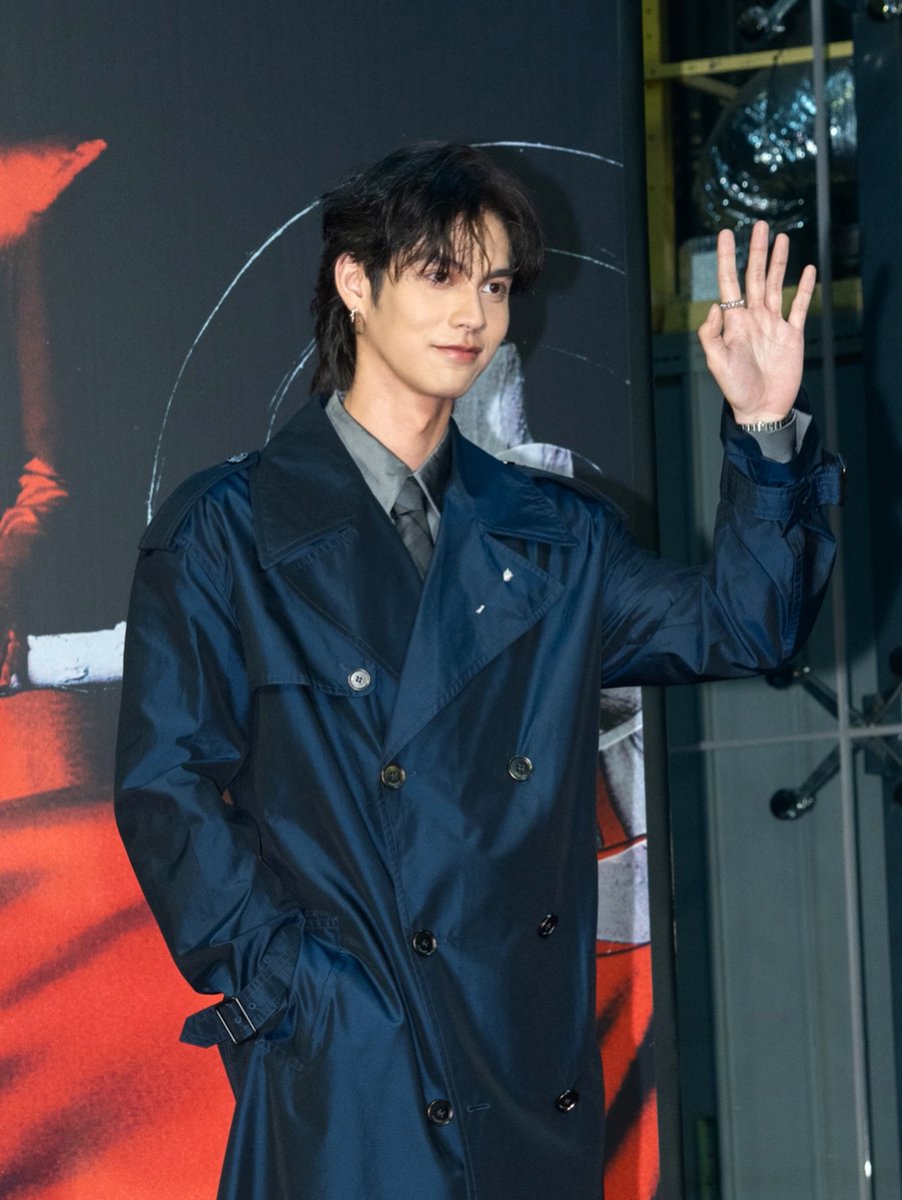 BVC_Streaming's tweet photo. [ INSTAGRAM UPDATE ]​ -​ 03.10.26

#VogueFashionNow Bright帥氣登場、 白、天心等眾星齊聚臺北時裝週跨界大秀

作為品牌大使、@bbrightvc 身穿@burberry 深海軍藍雙排釦長 版風衣展現俐落英倫風格、 配 @Cartier 珠寶

IG : voguetaiwan
🔗 https://t.co/UDqwFQc0fz

BRIGHT X TAIPEI FW
#TPEFWSS26xBRIGHT
#TPEFW
#bbrightvc