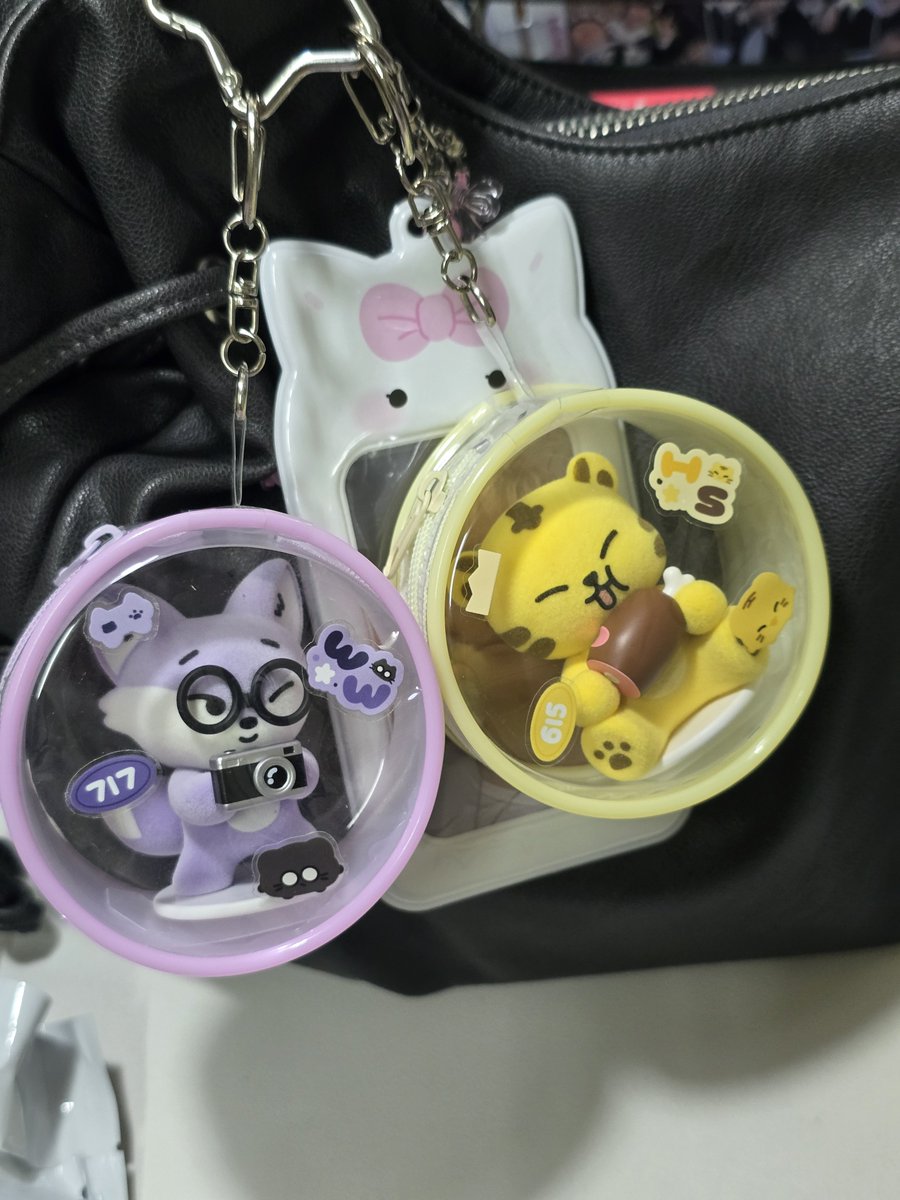 wwybax_17's tweet photo. 💜💛 https://t.co/jPdkYRBz1k