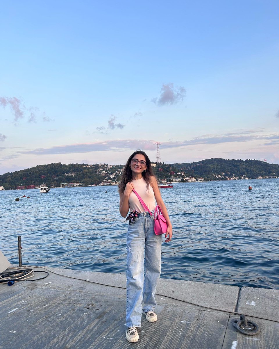 ecenur_rr's tweet photo. Selam ben Ece beni kim rahatlatır https://t.co/3QSOIECaP4